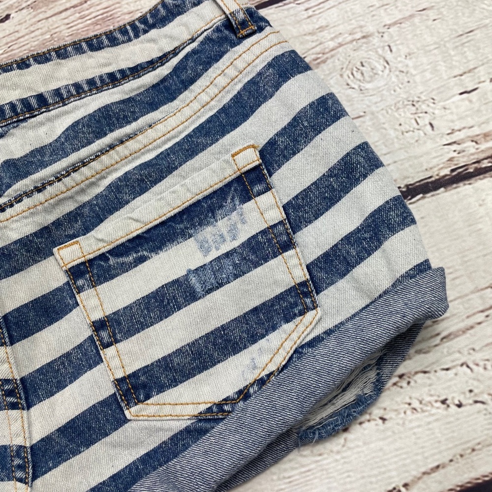 Forever 21 Stars Stripes Distressed Shorts Size 28 - Picture 3 of 8